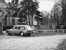 Citroën ID 19 Break (1960) - in der Einfahrt einer schönen Villa