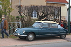 Citroën ID 19 Luxe (1960) – im Farbton "Vert mélèze" – Embouteillage de Lapalisse 2024