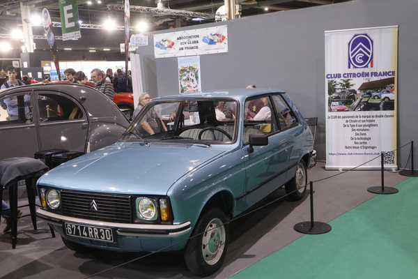 Citroën LN (1974) - auf dem Clubstand, das Kleid vom Peugeot 104, die Antriebsmechanik von der Ente und deren Nachfolger - Rétromobile Paris 2024