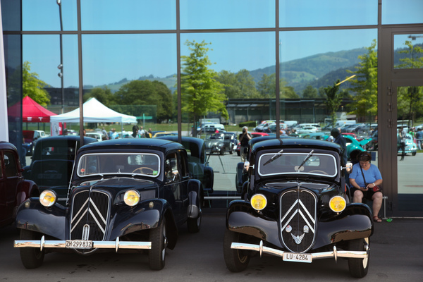 Bild: Citroën Légère und dahinter die Messehallen - Swiss Classic World Luzern 2017