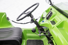 Citroën Méhari (1977) – Die Lenksäule steht steil in all ihrer unverkleideten Pracht (1977)