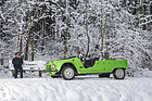 Citroën Méhari (1977) – Ein Mann und sein Dromedar: auf der schneebedeckten Bank sitzt es sich weit ungemütlicher