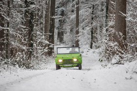 Citroën Méhari (1977) – In schrillem Tibestigrün wirkt er wie ein Fremdkörper im verschneiten Wald Citroën Méhari (1977) – In schrillem Tibestigrün wirkt er wie ein Fremdkörper im verschneiten Wald