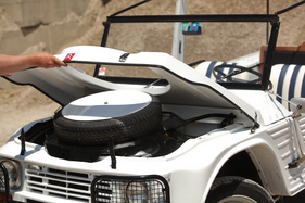 Citroën Méhari 4x4 (1980) - die Motorhaube legt das Reserverad frei