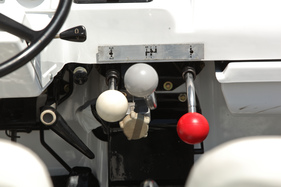 Citroën Méhari 4x4 (1980) - mit dem grauen Hebel wird geschaltet, links kann der Allrad zugeschaltet werden, rechts die Reduktionsuntersetzung verlangt werden