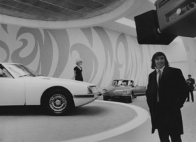 Citroën SM (1970) - Jackie Stewart, zurückgekehrt vom heissen südafrikanischen Grand Prix, gewöhnt sich gerade an die kühle Winterluft in Genf - Genfer Autosalon 1970