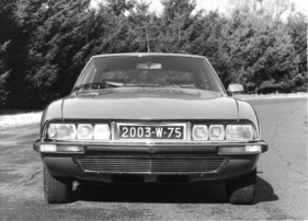 Citroën SM (1970) - niedriger als die DS-Limousine, aber ebenfalls mit Schwenkscheinwerfern