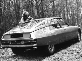 Citroën SM (1970) - schräg abfallendes Heck mit grosszügiger Verglasung und Klappe
