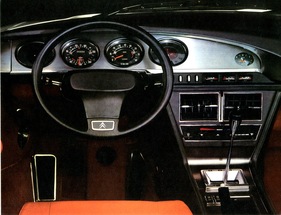 Citroën SM (1971) - Lenkrad und Amaturenbrett mit ovalen Instrumenten