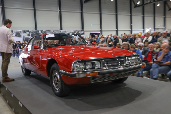 Citroën SM (1971) - Lot 10 an der Swiss Classic World Versteigerung der Oldtimer Galerie am 1. Juni 2024