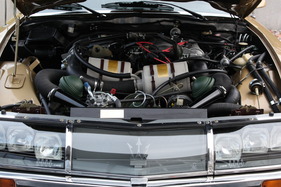 Citroën SM (1973) - der Motor liegt weit hinten, im Vordergrund Elemente der Hydraulik