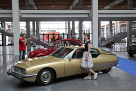 Citroën SM (1973) - mit einem nicht ganz passend gekleidetem Model in der Sonderausstellung "Vive la France"