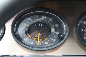 Citroën SM (1973) - wie schon beim DS konnte auch hier die Bremsdistanz in Abhängigkeit von der Geschwindigkeit abgelesen werden