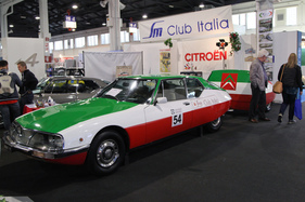 Citroën SM in den italienischen Nationalfarben inklusive Anhänger auf dem Clubstand - Auto e Moto d'Epoca in Padua 2018 Citroën SM in den italienischen Nationalfarben inklusive Anhänger auf dem Clubstand - Auto e Moto d'Epoca in Padua 2018