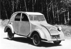 Citroën "TPV" alias 2 CV (1939) - dieser frühe Prototyp war noch mit einem wassergekühlten Motor ausgerüstet, der per Kurbel gestartet werden musste