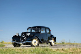 Citroën Traction 11BL (1952) - Lot 206 an der Artcurial „Automobiles sur les Champs" Versteigerung 2024