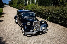 Citroën Traction 15/Six saloon (1951) - Lot 060 at the Artcurial Musée Automobile du Château de Vernon auction 2025