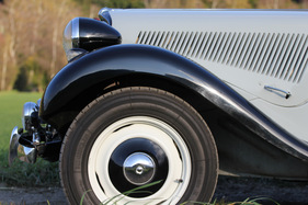 Citroën Traction Avant 11 BL (1954) - Einfach gestaltetes Rad unter geschwungenem Kotflügel