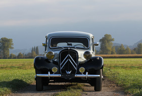 Citroën Traction Avant 11 BL (1954) - trägt das Markenzeichen stolz und gut sichtbar Citroën Traction Avant 11 BL (1954) - trägt das Markenzeichen stolz und gut sichtbar