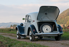 Citroën Traction Avant 11 BL (1954) - um Zugang zum eigentlichen Kofferraum zu haben, muss erstmals das Reserverad entfernt werden Citroën Traction Avant 11 BL (1954) - um Zugang zum eigentlichen Kofferraum zu haben, muss erstmals das Reserverad entfernt werden