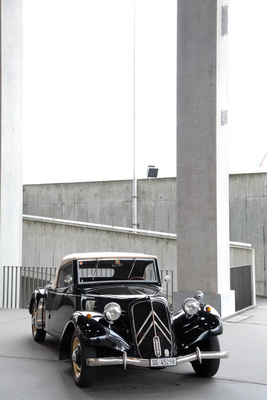 Image: Citroën Traction Avant (Large) as a convertible in front of the halls - Oldtimermesse St. Gallen 2018