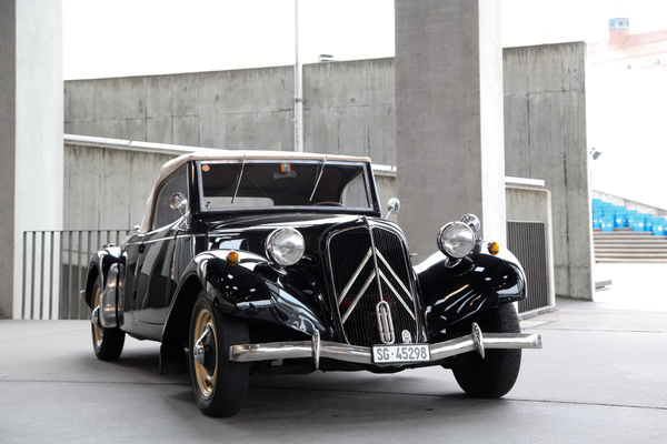 Image: Citroën Traction Avant convertible in front of the halls - Oldtimermesse St. Gallen 2018