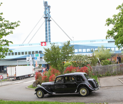 Bild: Citroën Traction Avant bei der Abfahrt - Oldtimertreffen 50 Jahre Autobahnraststätte Würenlos 2022