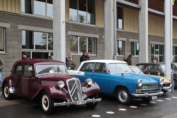 Bild: Citroën Traction Avant und Austin Cambridge in interessanter Farbkombination - Oldtimermesse St. Gallen 2017