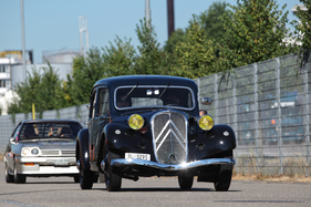 Citroën Traction Avant - vor einem Opel Manta - am 2. TCS Youngtimer und Classictreffen in Pratteln im Jahr 2016