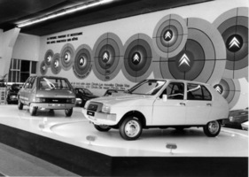 Citroën Visa (1979) - wird auf zwei Drehscheiben präsentiert - luftgekühlter Zweizylinder-Boxermotor mit 652 cm3 oder 1,1-Liter mit Wasserkühlung - Genfer Automobilsalon 1979