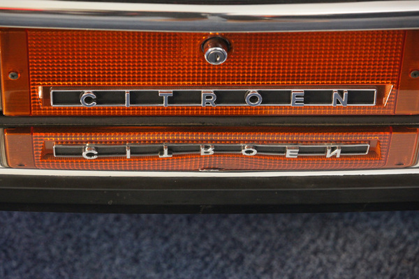 Citroën-Zeichen auf dem SM Injection von 1973 - Versteigerung Oldtimer Galerie Gstaad 2018