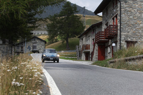 Citroën auf der Talfahrt vom Splügenpass (1966)