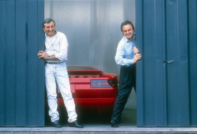 Cizeta V 16 T (1988) - Claudio Zampolli und Giorgio Moroder präsentieren stolz den roten Cizeta