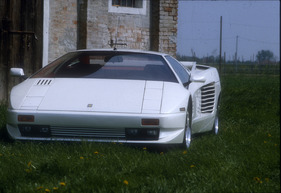 Cizeta V 16 T (1988) - der weisse Prototyp in der Nähe der Fabrik