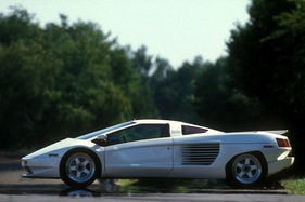 Cizeta V 16 T (1989) - die Silhouette zeigt, dass auch der querstehende Motor einiges an Platz brauchte