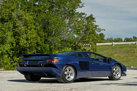 Cizeta V16 T (1993) - im Gegensatz zu den späteren Exemplaren verlaufen die Rippen in den Lufteinlässen seitlich waagrecht zur Silhouette