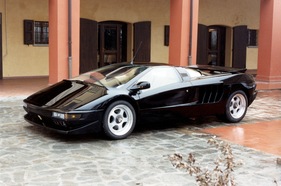 Cizeta V16T (1991) - die Form erinnert ein wenig an den Lamborghini Diablo, der zur selben Zeit entstand, kommt aber ohne Scherentüren aus