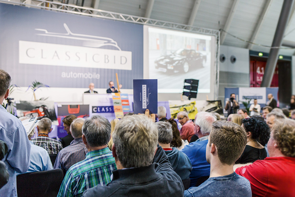 Bild: Classicbid mit großer Live-Auktion auf der Retro Classics® Bavaria - Dieses Jahr werden verschiedene automobile Klassiker versteigert. Darunter unter anderem ein Ford Mustang Fastback.