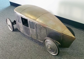 Claveau (1924) – Modell von Claveaus erstem Fahrzeugkonzept in der Ausführung mit vier Rädern