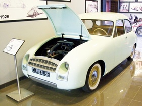 Claveau 5 CV (1955) – Unter der Motorhaube sitzt ein Dreizylinder-Zweitaktmotor von DKW