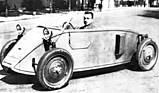 Claveau 9 CV Torpédo Sport (1928) – mindestens dieses eine Exemplar ist gebaut worden. Am Steuer wahrscheinlich sein Erbauer Émile Claveau