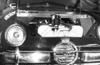 Claveau Descartes (1948) – Der 2,3-Liter-V8 sitzt tief im Motorraum. Hinter dem runden Lufteinlass ist das Gebläse für die Kühler zu sehen