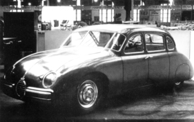 Claveau Descartes (1948) – Die Klinken von Türen und Motorhaube stören die ansonsten konsequent glattflächige Form – Pariser Salon 1948