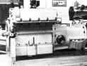 Claveau Descartes (1948) – bevor das Auto fertig war, wurde bereits der Motor präsentiert. Das Bild im Hintergrund zeigt den 9 CV ohne Heckverkleidung