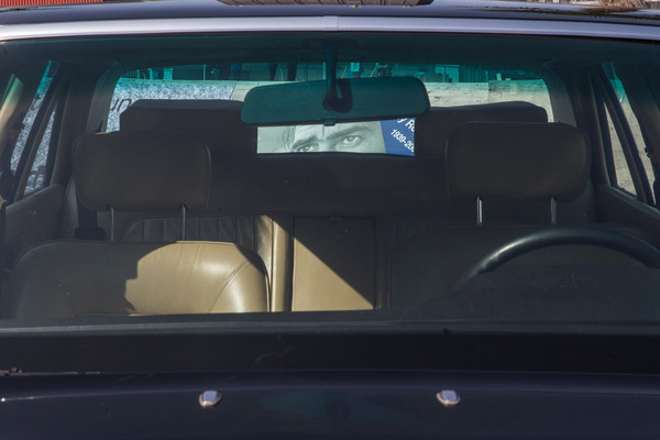 Clay Regazzoni scheint noch einen Blick in den Rückspiegel zu werfen, …