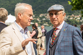 Clive Chapman (links) im Gespräch mit Jo Ramirez – Concorso d'Eleganza Villa d'Este 2024