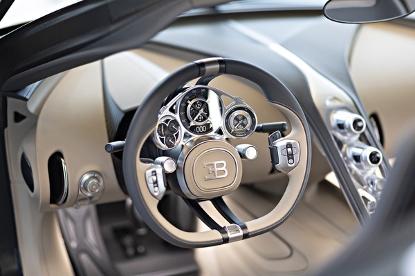 Bild: Cockpit des Bugatti Tourbillon, die Instrumente sind fast komplett analog gehalten