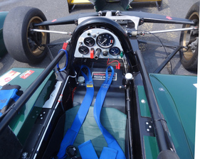 Bild Cockpit des Lotus Formel Junior / Der Fahrer sitzt im Monocoque - Historisches Flugplatzrennen Kassel Calden