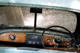 Cockpit des Morris Minor - Autoskulpturenpark Neandertal