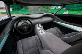 Cockpit mit breitem Mitteltunnel - Zagato Raptor (1996)